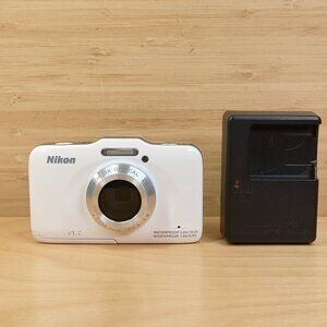 Nikon Coolpix S31 10.1 MP / Waterproof Digital Camera / White / Tested